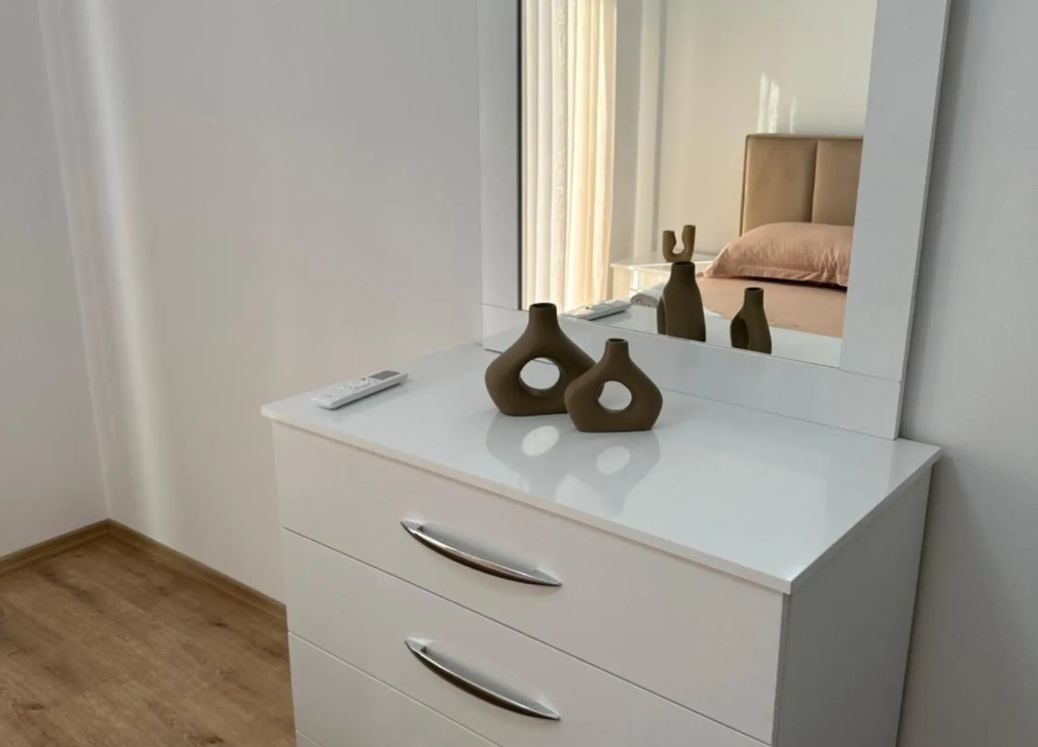Essy Apartment ティラナ