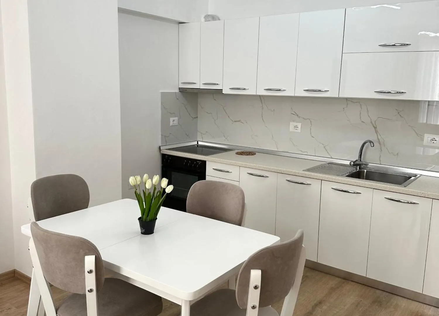 Essy Apartment ティラナ
