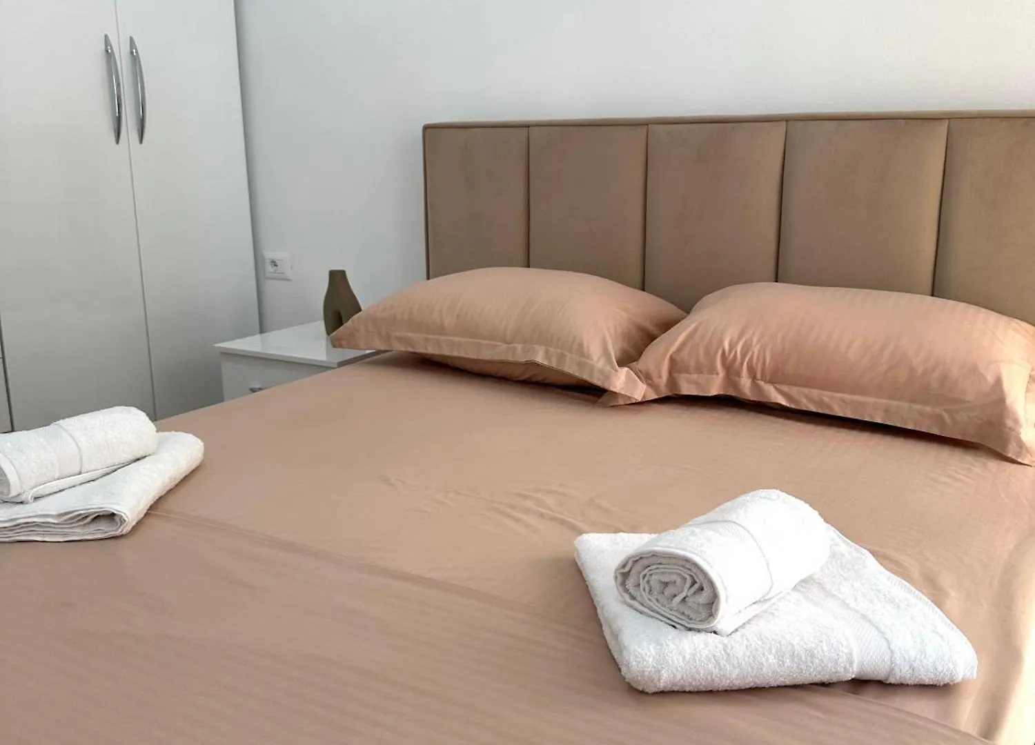 Essy Apartment ティラナ