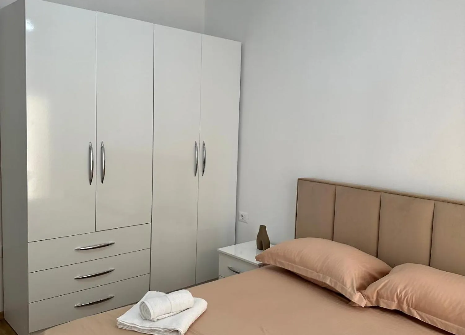 Essy Apartment ティラナ