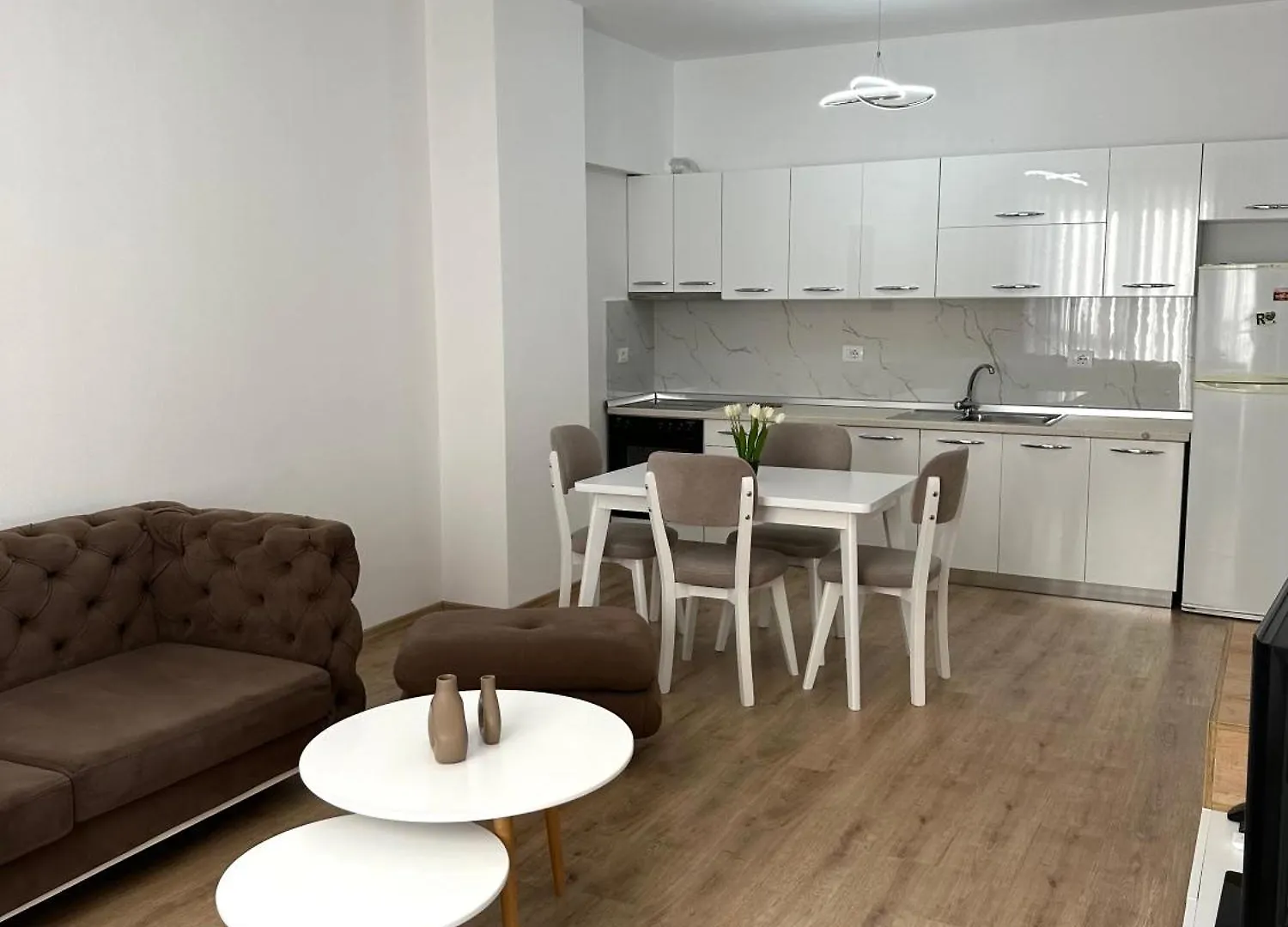 Essy Apartment ティラナ アルバニア