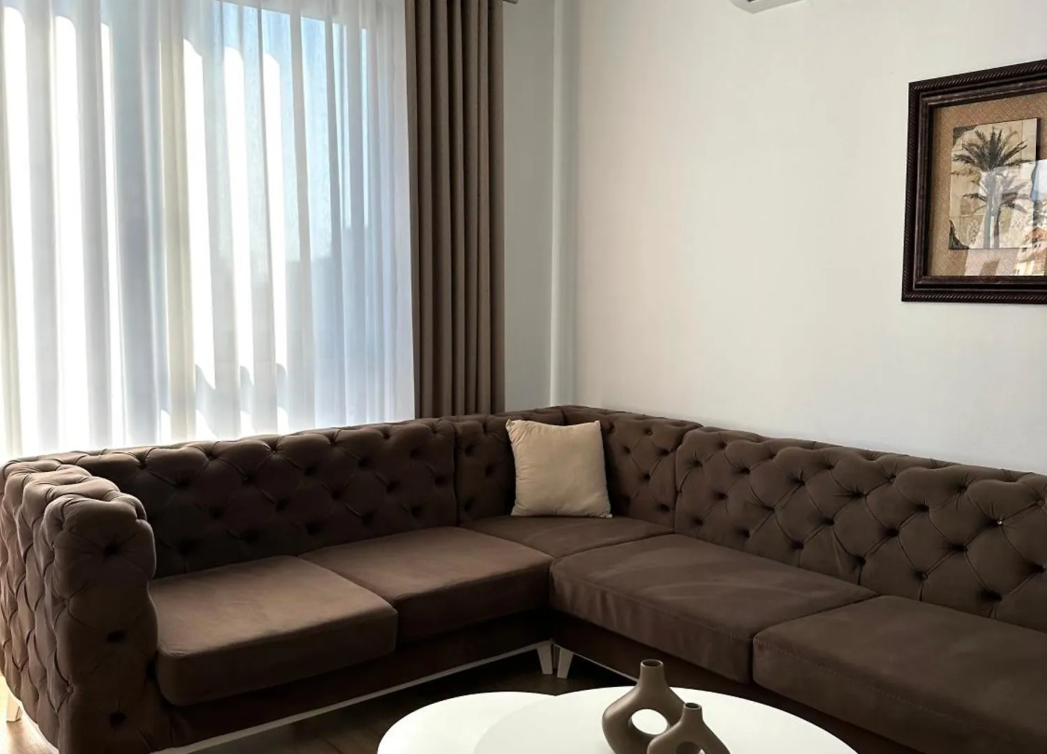 Essy Apartment ティラナ