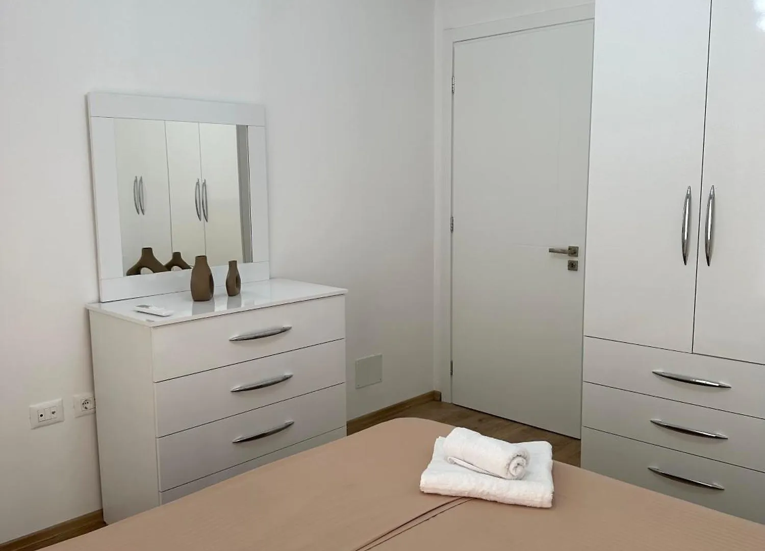 Essy Apartment ティラナ