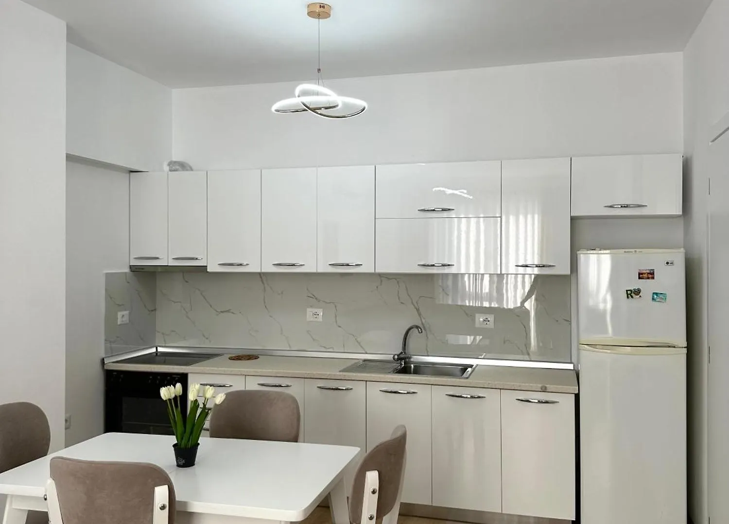 Essy Apartment ティラナ