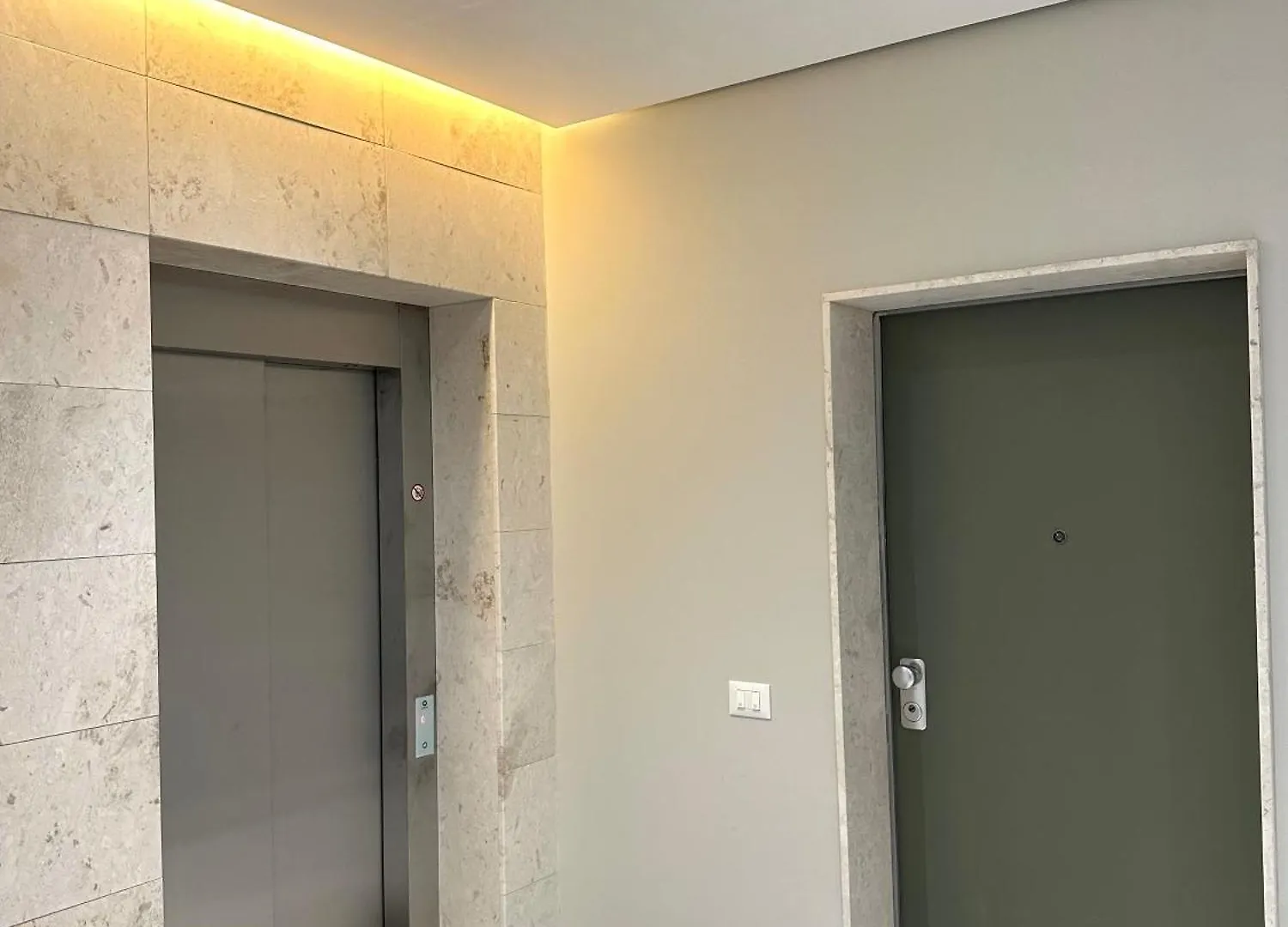 Essy Apartment ティラナ